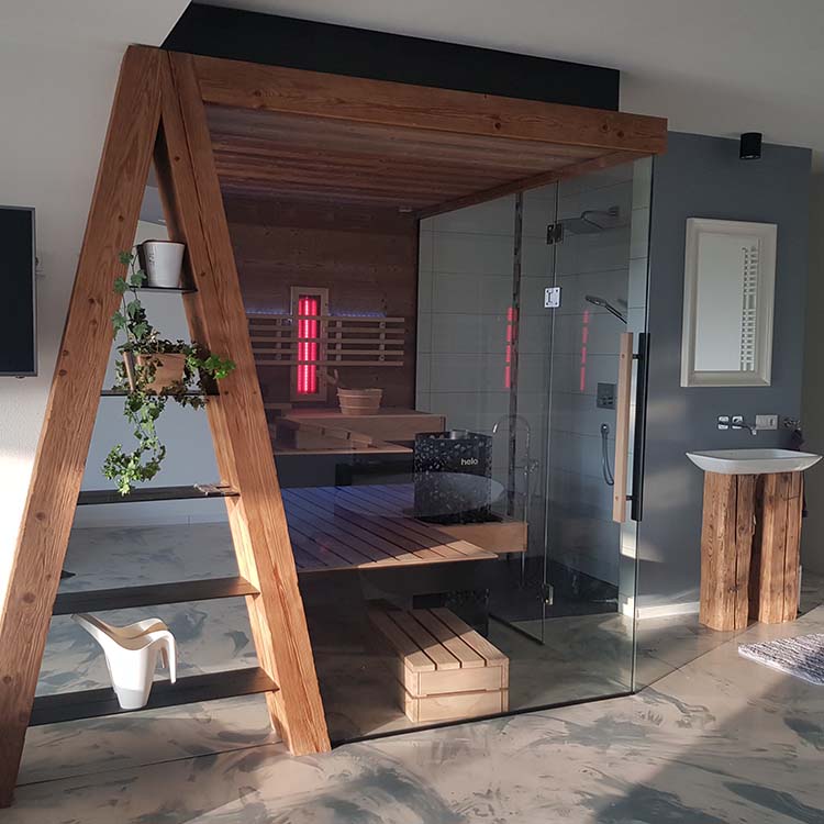 Moderne Innensauna mit Glaswänden, Holzbänken und einem A-förmigen Regal mit Pflanzen und Dekorationsartikeln.