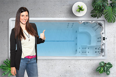 Mirna Jukic zeigt den Daumen hoch zur neuen "Mirna" Swim Spa Serie, welche nach ihr benannt wurde.