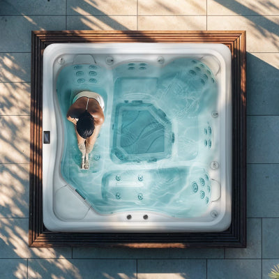 Eine Frau sitzt auf der Massageliege in einem ECO Spas Whirlpool.