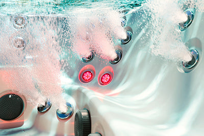 Einzigartige Kombination von Jacuzzi aus Italien - ein Whirlpool mit Massagedüsen und Infrarotstrahlern unter Wasser.