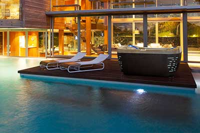 Original Jacuzzi Outdoor Whirlpool auf der Terrasse vor einer Luxusvilla.