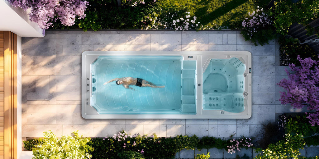 Schwimmer im Swim Spa im Garten