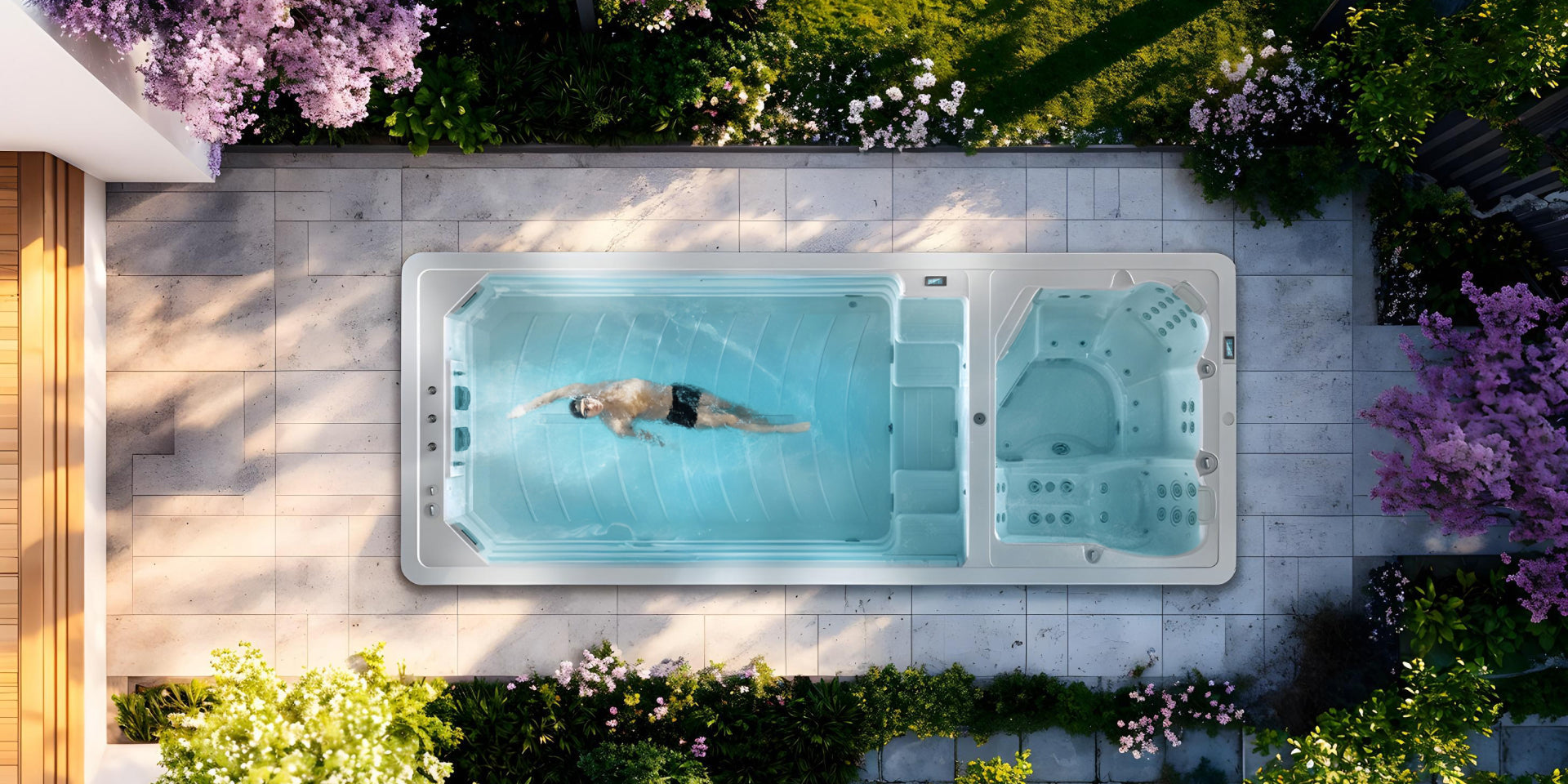 Schwimmer im Swim Spa im Garten