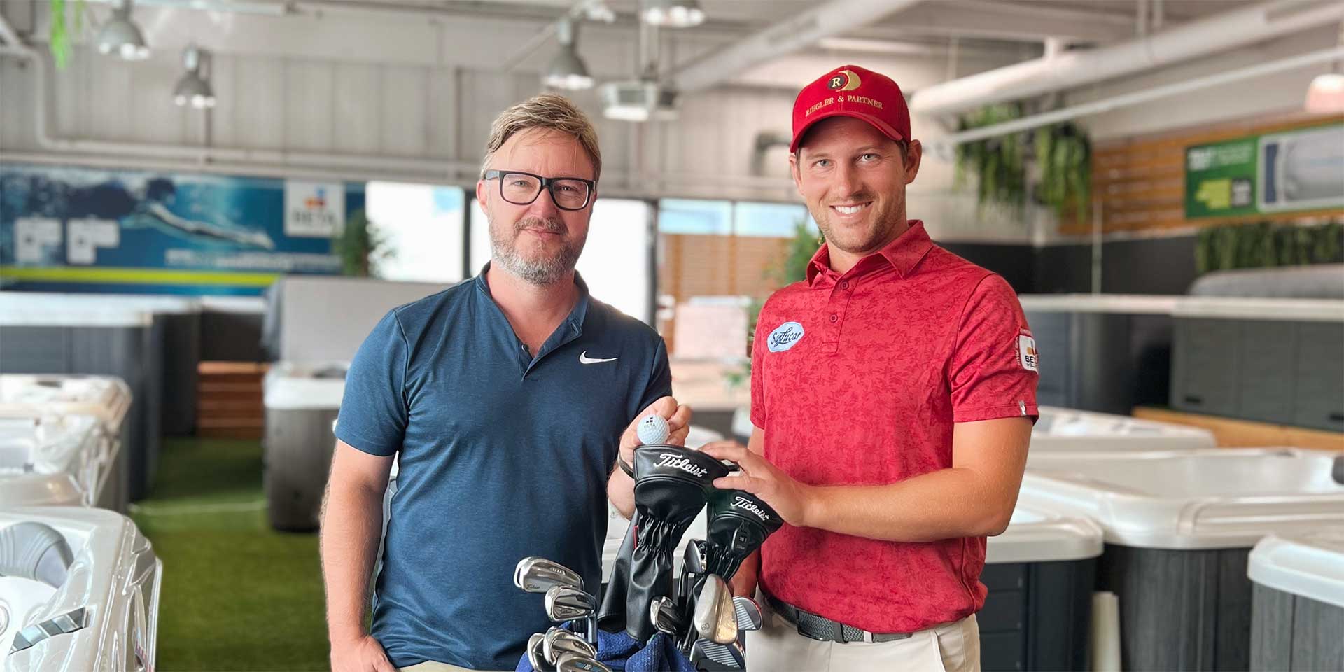 Golfprofi Lukas Nemecz mit CEO Markus Geyeregger im BETA Wellness Store in Graz.