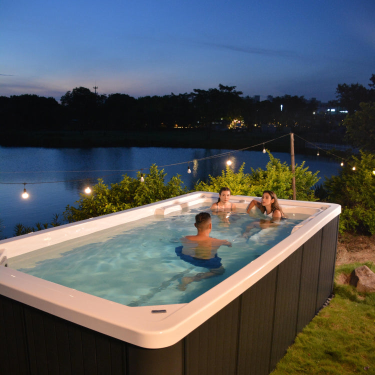 Menschen im Swim Spa im Garten