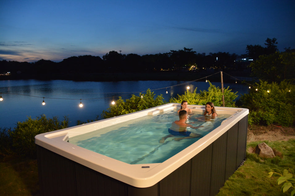 Menschen im Swim Spa im Garten