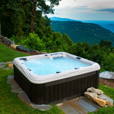 Beliebter Whirlpool aus der Island Spas Serie von Artesian Spas in Amerika. Made in USA. Fantastischer Ausblick auf grüne Hügellandschaft.