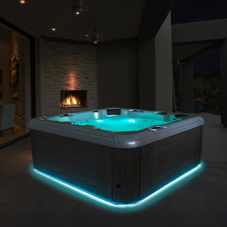 Artesian Spas Whirlpool aus der Tropic Spas Serie. Made in USA. Tolle Lichtstimmung durch LED Beleuchtung.