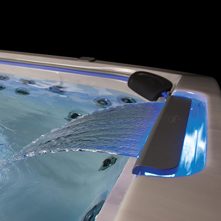 Jacuzzi Spa Whirlpool mit ProEdge LED-Schalenleisten, WaterRainbow LED-Wasserkaskaden und HydroSooth Massage-Kissen für maximalen Komfort.