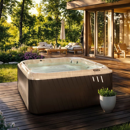 Jacuzzi Spa Whirlpool auf einer Holzterrasse mit patentiertem Massagesystem und modernem Design.