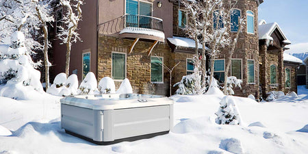 Jacuzzi Whirlpool Modell J-345 aus der J-300 Premium Serie in einer wunderschönen Winterlandschaft vor dem Haus.