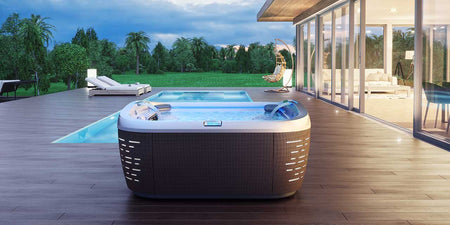 Jacuzzi Whirlpool Modell J-585 aus der Luxus-Serie J-500 auf einer Sommer-Terrasse.