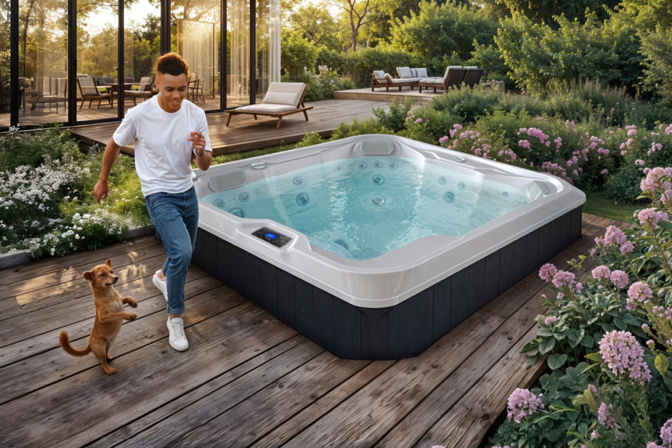 Ein Whirlpool steht in einem gepflegten Garten, daneben läuft ein Junge mit seinem Hund
