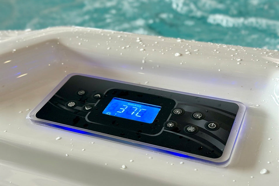 Spatech Touchpanel des Beta Eco Spa Whirlpools mit intuitiver Bedienung und Temperaturanzeige.