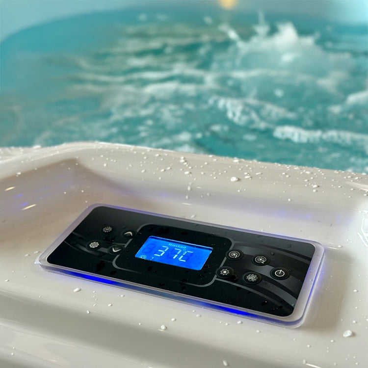 Spatech Touchpanel des Beta Eco Spa Whirlpools mit intuitiver Bedienung und Temperaturanzeige.