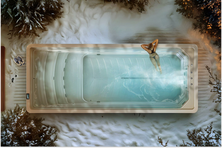 Exercise Swim Spa im Winter, umgeben von schneebedeckter Landschaft, Vogelperspektive.