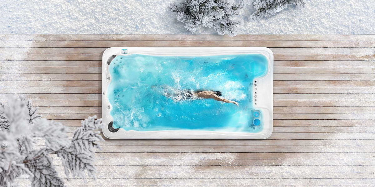 Swim Spa von Artesian Spas, mit Gegenstromanlage und Heizung im Winter auf der Terrasse.