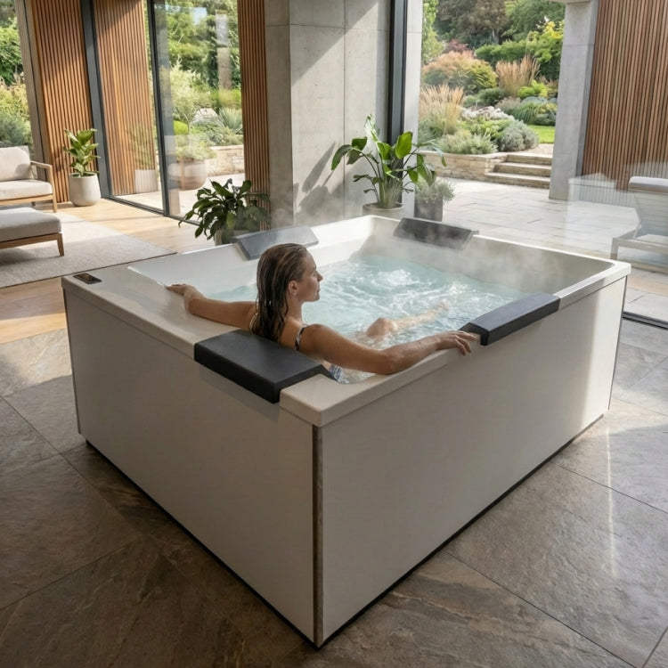 Whirlpool steht in einem modernen Wohnbereich, eine Frau entspannt im Whirlpool