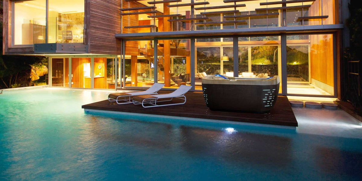 Whirlpools, Swim Spas und Saunen von BETA Wellness im Garten.