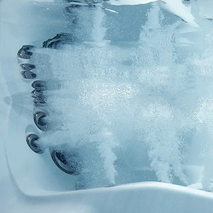Hydromassage im Whirlpool mit PowerPro Düsen für gezielte und leistungsstarke Massagewirkung.