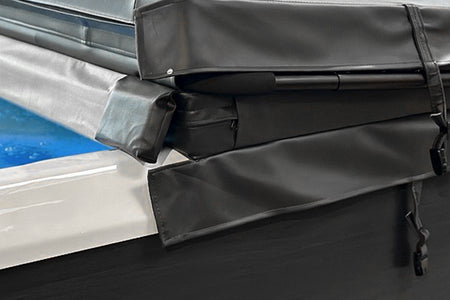 Hochwertige Isolierabdeckung in Lux Dark Grey am Beta Eco Spa Whirlpool für effiziente Wärmespeicherung und Sicherheit.