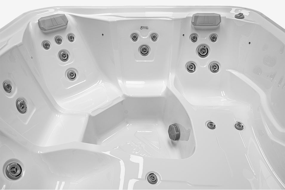 Minimalistisches Design im Beta Eco Spa Whirlpool mit ergonomischen Sitz- und Liegeflächen für maximalen Komfort.
