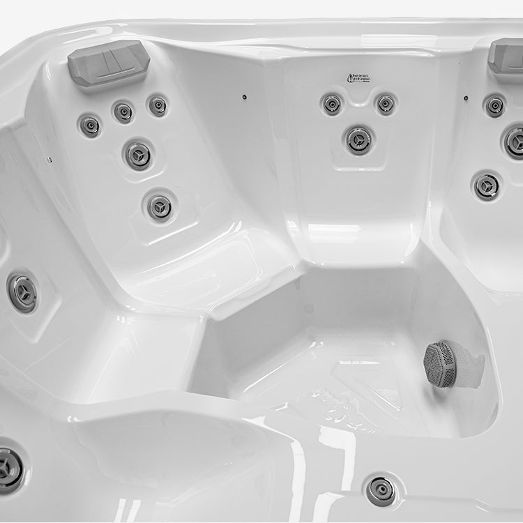 Minimalistisches Design im Beta Eco Spa Whirlpool mit ergonomischen Sitz- und Liegeflächen für maximalen Komfort.