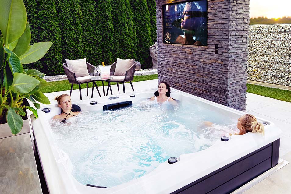 Whirlpool Outdoor Massage im Garten mit Freunden.