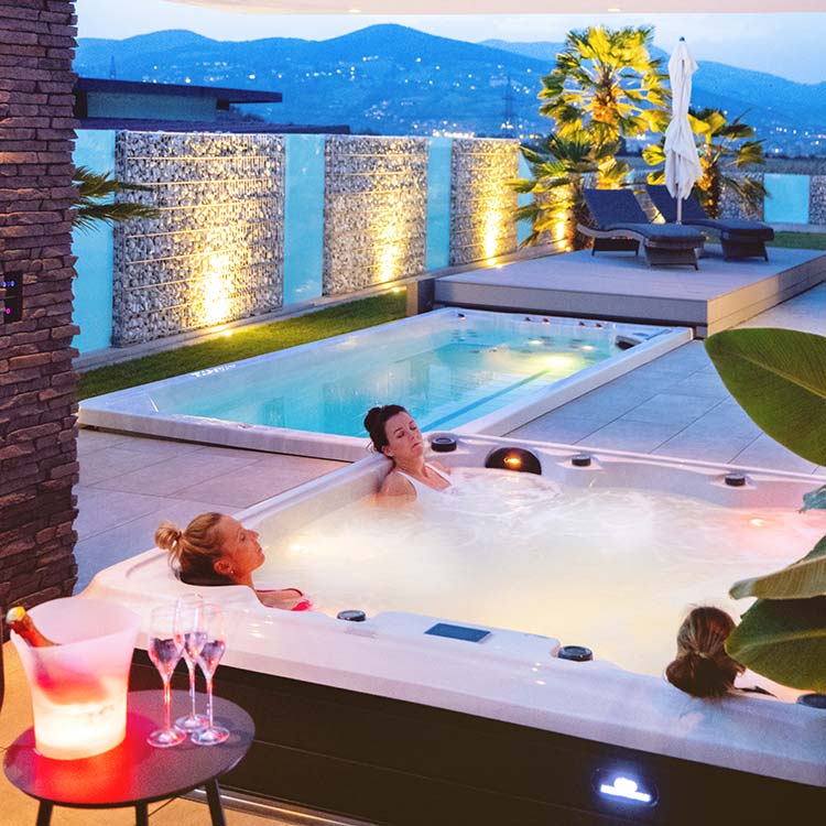 Whirlpool Outdoor Massage im Garten mit Freunden.