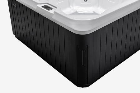 Stilvolle Thermo-Verkleidung in Grey Wood Optik am Beta Eco Spa Whirlpool für edles Design und einfache Wartung.