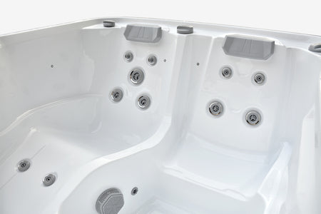 Hochwertige Wannenschale aus Sanitäracryl im Beta Eco Spa Whirlpool für robuste und langlebige Nutzung.