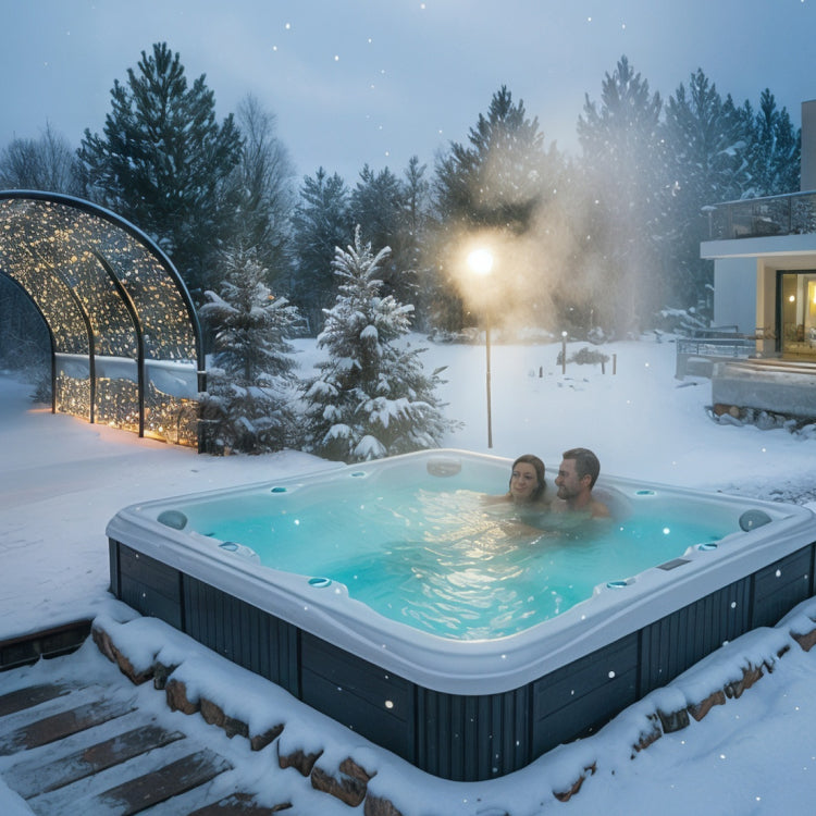 Mann und Frau in einem Outdoor Whirlpool im Winter vor dem Haus im Garten.